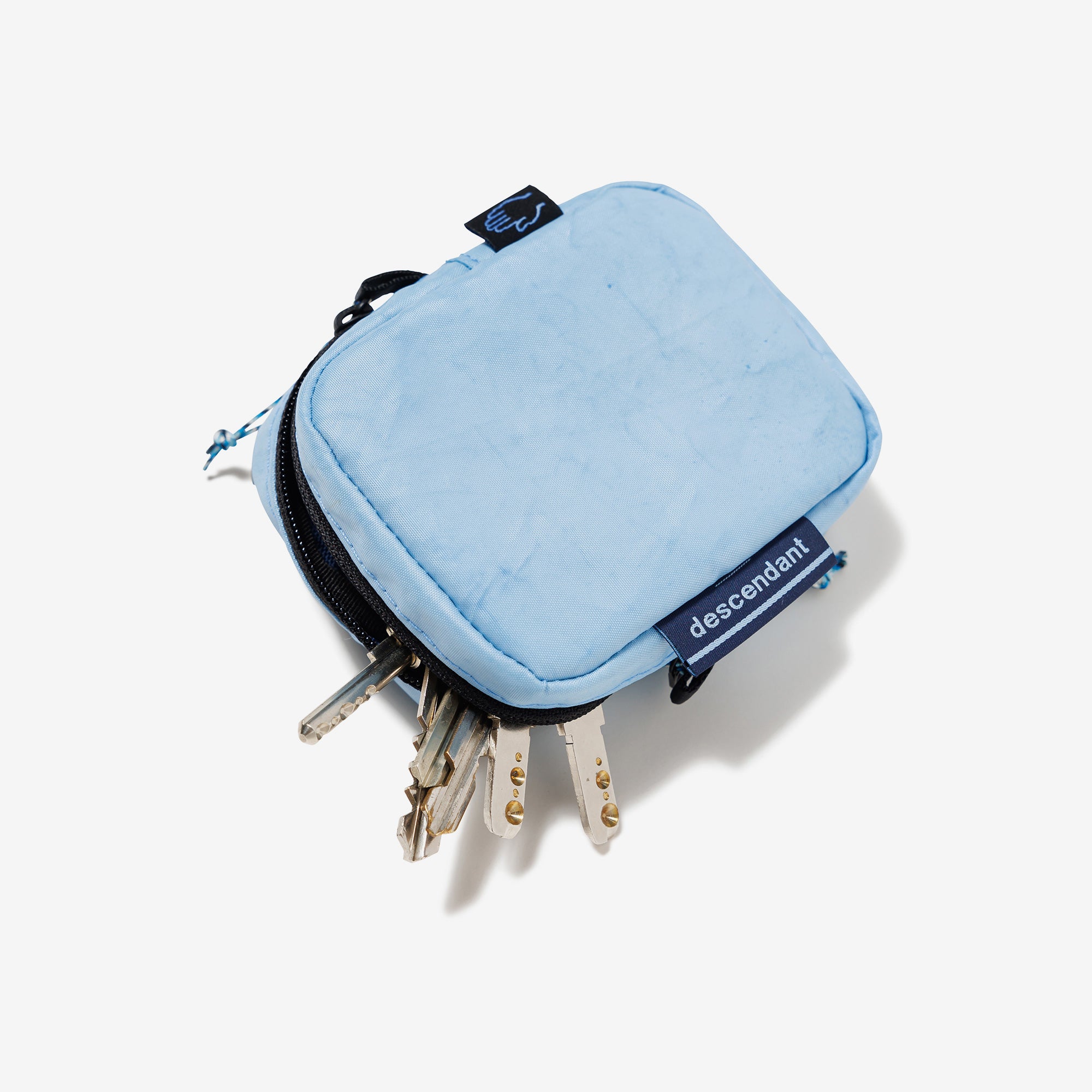HUGG POUCH TAKES HANDS – DESCENDANT